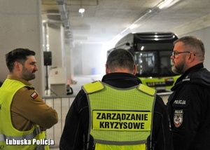 Uczestnicy ćwiczeń podczas pokazu straży pożarnej.