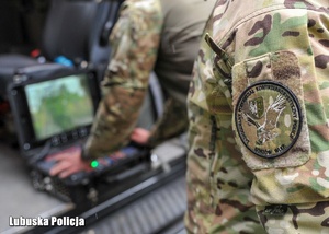 Kontrterrorysta podczas obsługi robota pirotechnicznego.