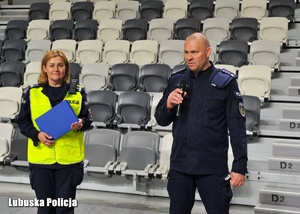 Policjant przemawia podczas zakończenia ćwiczeń.