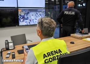 operator systemu monitoringu podczas pracy.