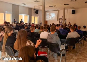 Debata społeczna z udziałem policjantów.