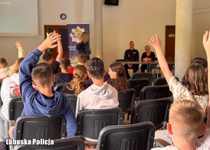 Debata społeczna z udziałem policjantów.