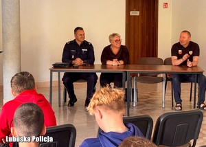 Debata społeczna z udziałem policjantów.