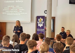 Debata społeczna z udziałem policjantów.