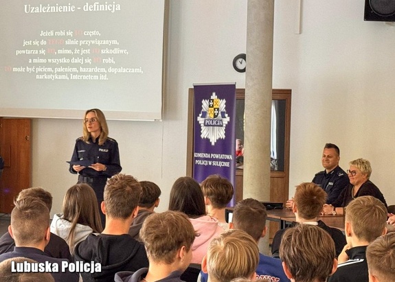 Debata społeczna z udziałem policjantów.