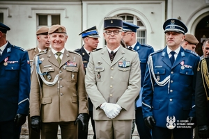 Policjanci, żołnierze i inni funkcjonariusze podczas uroczystości.