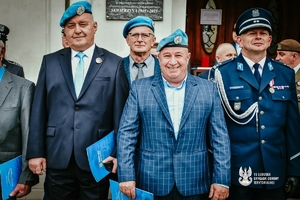 Policjanci, żołnierze i inni funkcjonariusze podczas uroczystości.