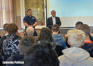 Policjant na spotkaniu z młodzieżą