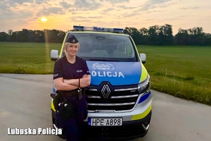 Policjantka na tle radiowozu