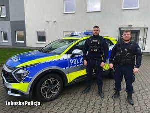 Policjanci obok radiowozu