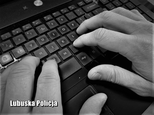 Osoba trzymająca ręce na klawiaturze