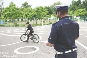 Policjant przeprowadza egzamin na kartę rowerową.