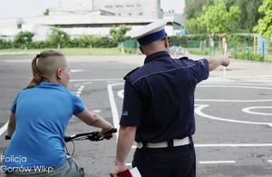 Policjant przeprowadzający egzamin na kartę rowerową.