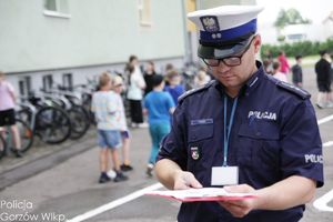 Policjant przeprowadzający egzamin na kartę rowerową.