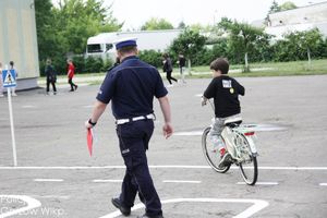 Policjant przeprowadzający egzamin na kartę rowerową.