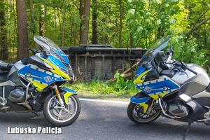 Policyjne motocykle, w tle widoczny pojazd