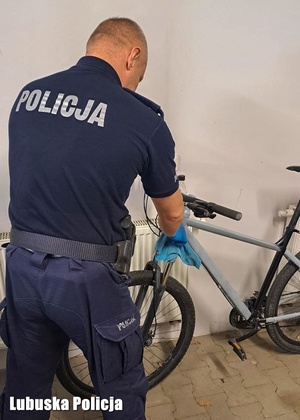 Policjant podczas oględzin roweru.