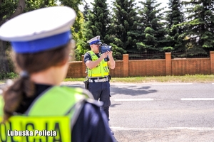 Policjanci podczas służby na drodze