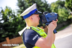 Policjant podczas służby na drodze