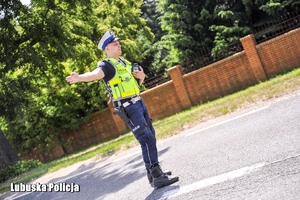 Policjant podczas służby na drodze