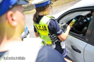 Policjanci podczas służby na drodze