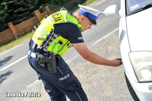 Policjant podczas służby na drodze