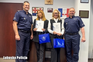 Kobiety wraz z policjantami