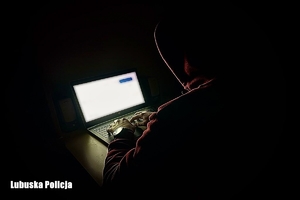Osoba korzystająca z laptopa