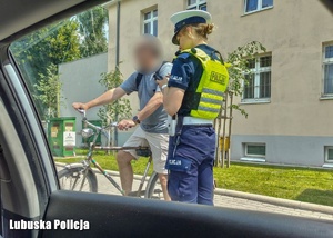 Policjantka podczas kontroli rowerzysty.