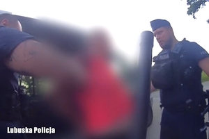 Policjanci podczas zatrzymania mężczyzny