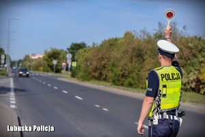 policjant zatrzymuje pojazd do kontroli