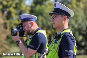 policjant kontroluje prędkość pojazdów