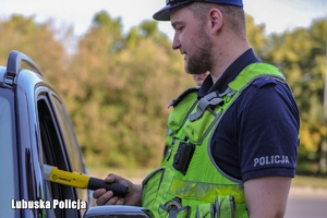 policjant kontroluje trzeźwość kierowcy