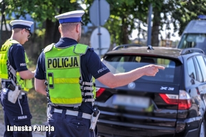 policjant kontroluje oświetlenie pojazdu