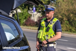 policjant kontroluje przewożony bagaż