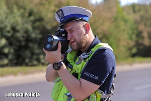 policjant kontroluje prędkość pojazdów