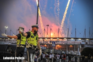 policjanci pełnią służbę w rejonie stadionu żużlowego