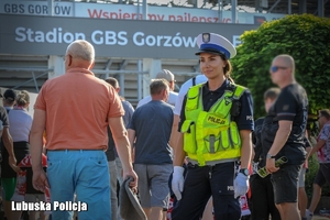 policjantka pełni służbę w rejonie stadionu żużlowego