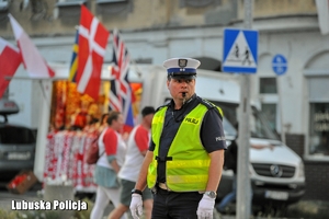 policjant pełni służbę w rejonie stadionu żużlowego