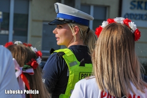 policjantka pełni służbę w rejonie stadionu żużlowego