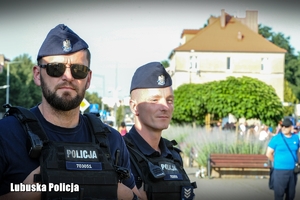 policjanci pełnią służbę w rejonie stadionu żużlowego