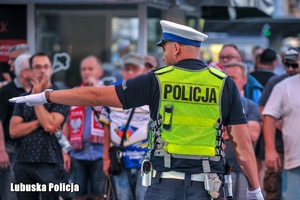 policjant pełni służbę w rejonie stadionu żużlowego