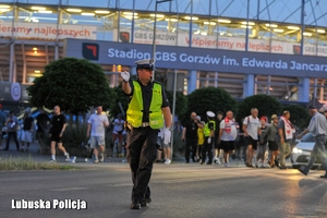 policjant pełni służbę w rejonie stadionu żużlowego
