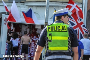 policjant pełni służbę w rejonie stadionu żużlowego