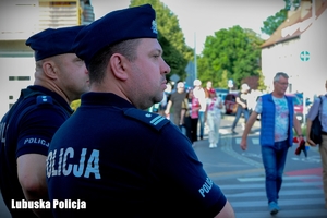 policjanci pełnią służbę w rejonie stadionu żużlowego
