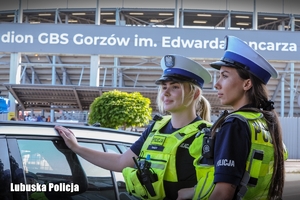 policjantki pełnią służbę w rejonie stadionu żużlowego