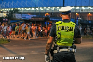 policjant pełni służbę w rejonie stadionu żużlowego
