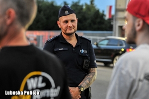 policjant pełni służbę w rejonie stadionu żużlowego