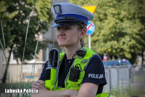 policjantka stoi przy drodze