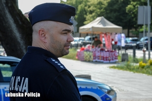 policjant stoi przy drodze